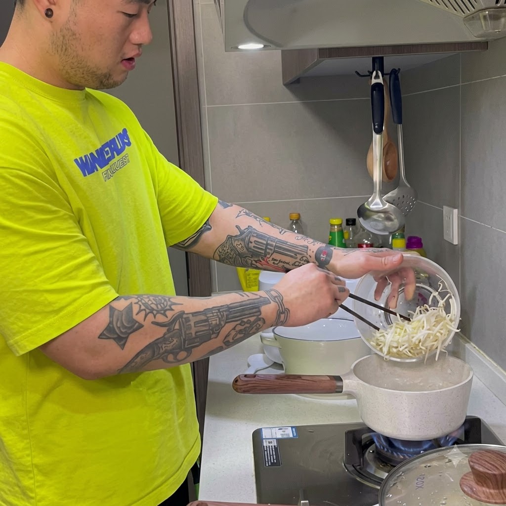 Germes de soja et carottes râpées en train dêtre bouillis dans une casserole sur la cuisinière.