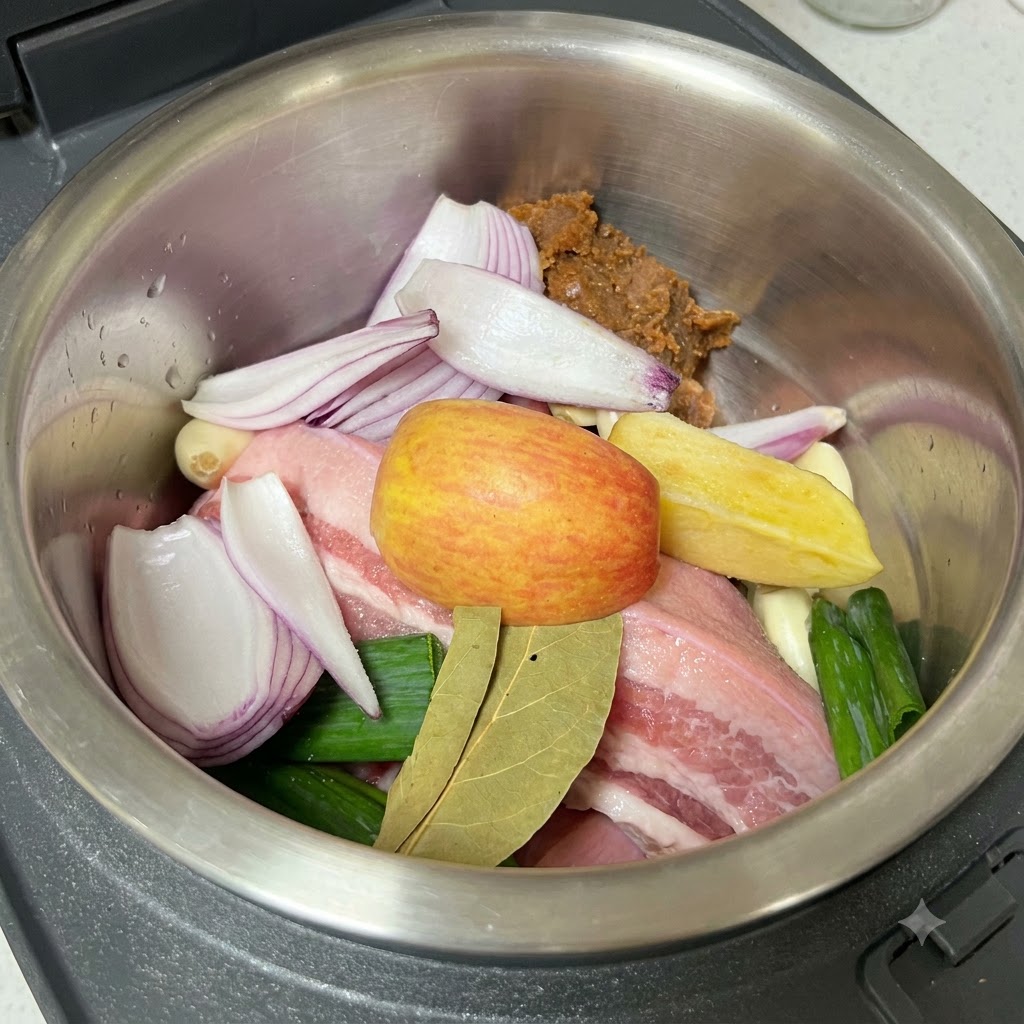 Sel moulu sur la poitrine de porc crue, les aromates et la pâte de soja à lintérieur du pot de cuisson.