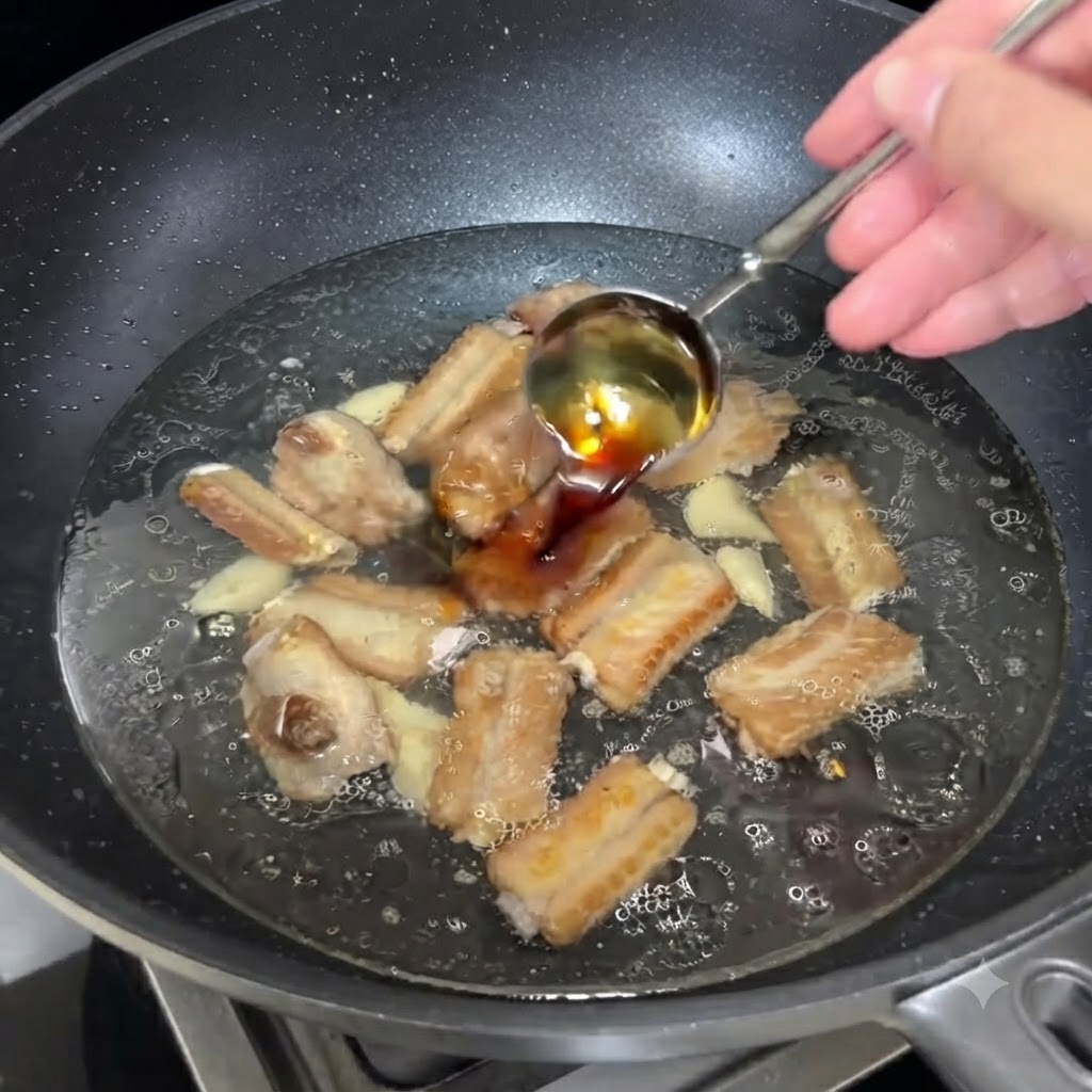 Une cuillère de sauce soja claire versée dans le bouillon frémissant.