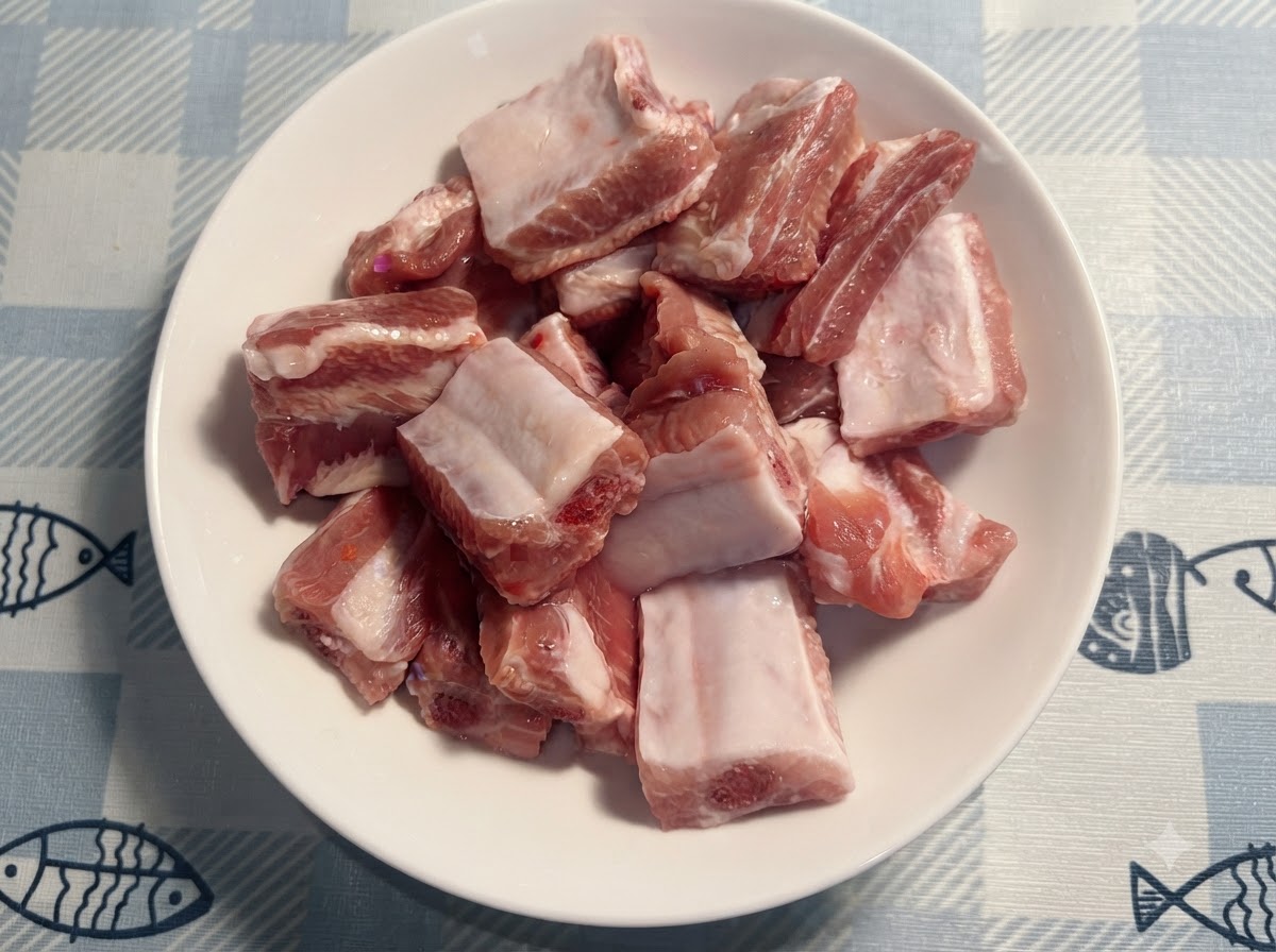 Une petite cuillère blanche ajoutant du sel sur les travers de porc crus dans lassiette.