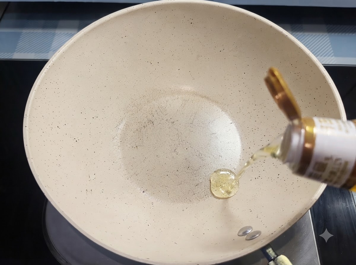 De lhuile de cuisson coulant dune bouteille dans une poêle en céramique blanche.