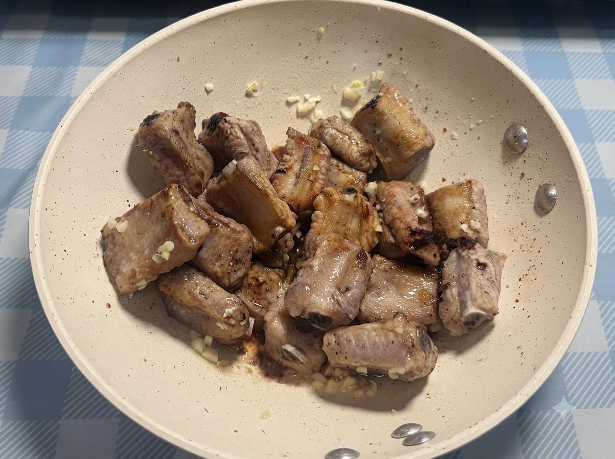 Une pincée de sel saupoudrée directement sur les travers de porc poêlés.