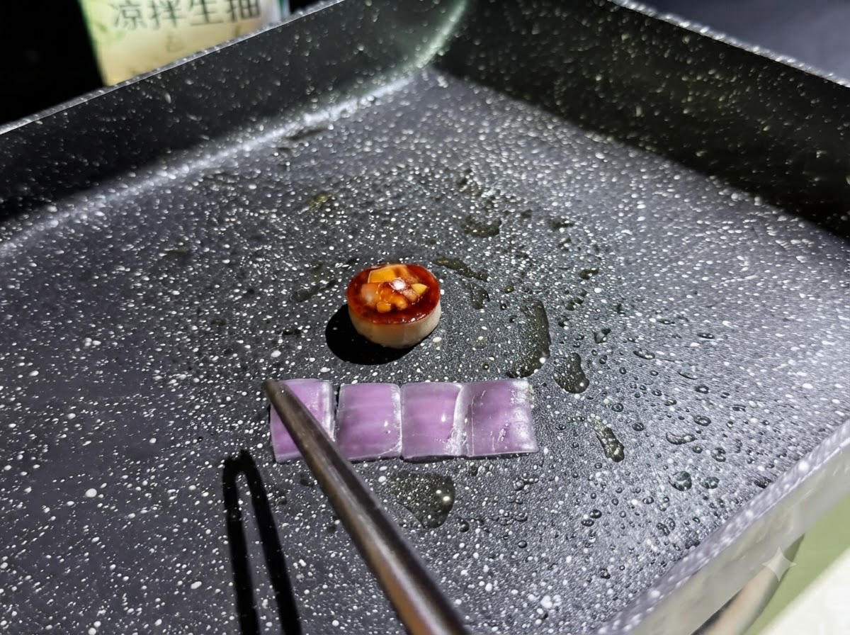 Quatre petites tranches rectangulaires doignon rouge en train de frire dans une poêle huilée à côté de lanneau de champignon rempli.