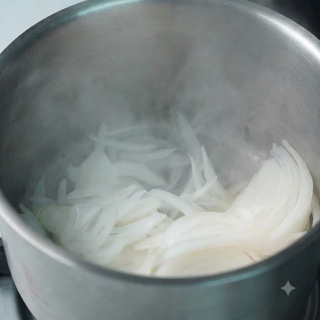 Oignons fraîchement tranchés jetés dans une casserole chaude avec de la vapeur.