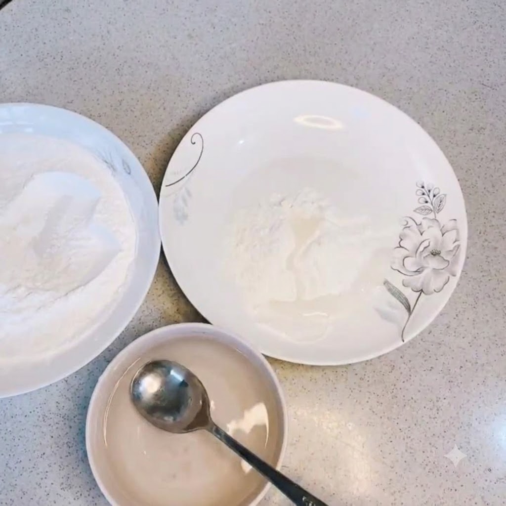 De leau plate versée dans un bol de poudre à frire sèche et remuée avec une cuillère.