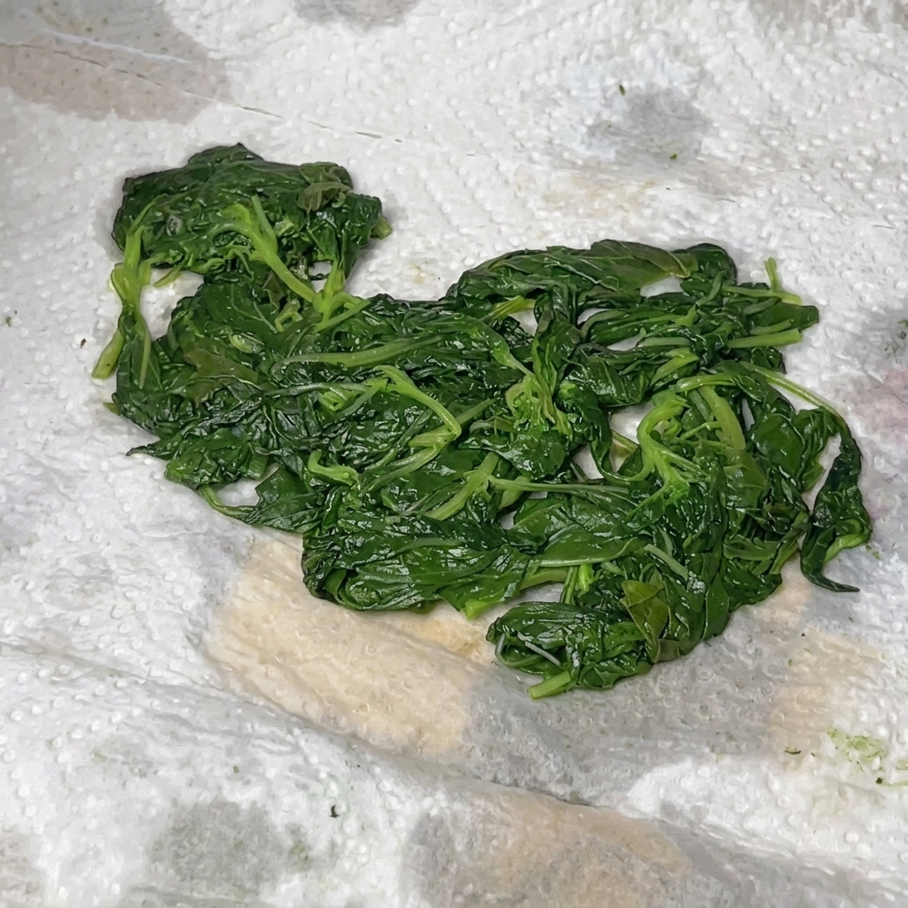 Basilic, parmesan, pignons de pin et huile dolive combinés à lintérieur dun robot culinaire.
